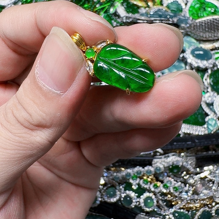 翡翠颈饰未镶嵌天然A货翡翠放漏