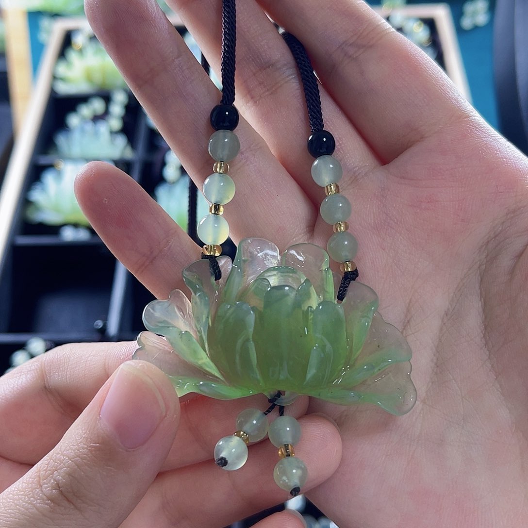 蛇纹石玉颈饰合金