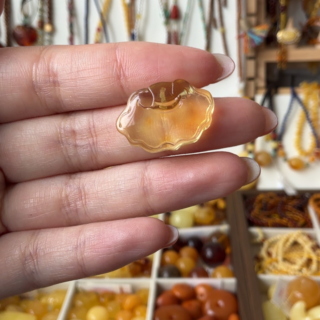 琥珀未镶嵌颈饰如意锁