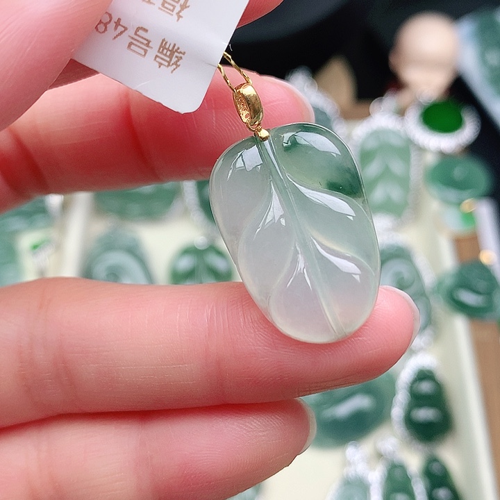 颈饰18K金镶嵌翡翠吊坠