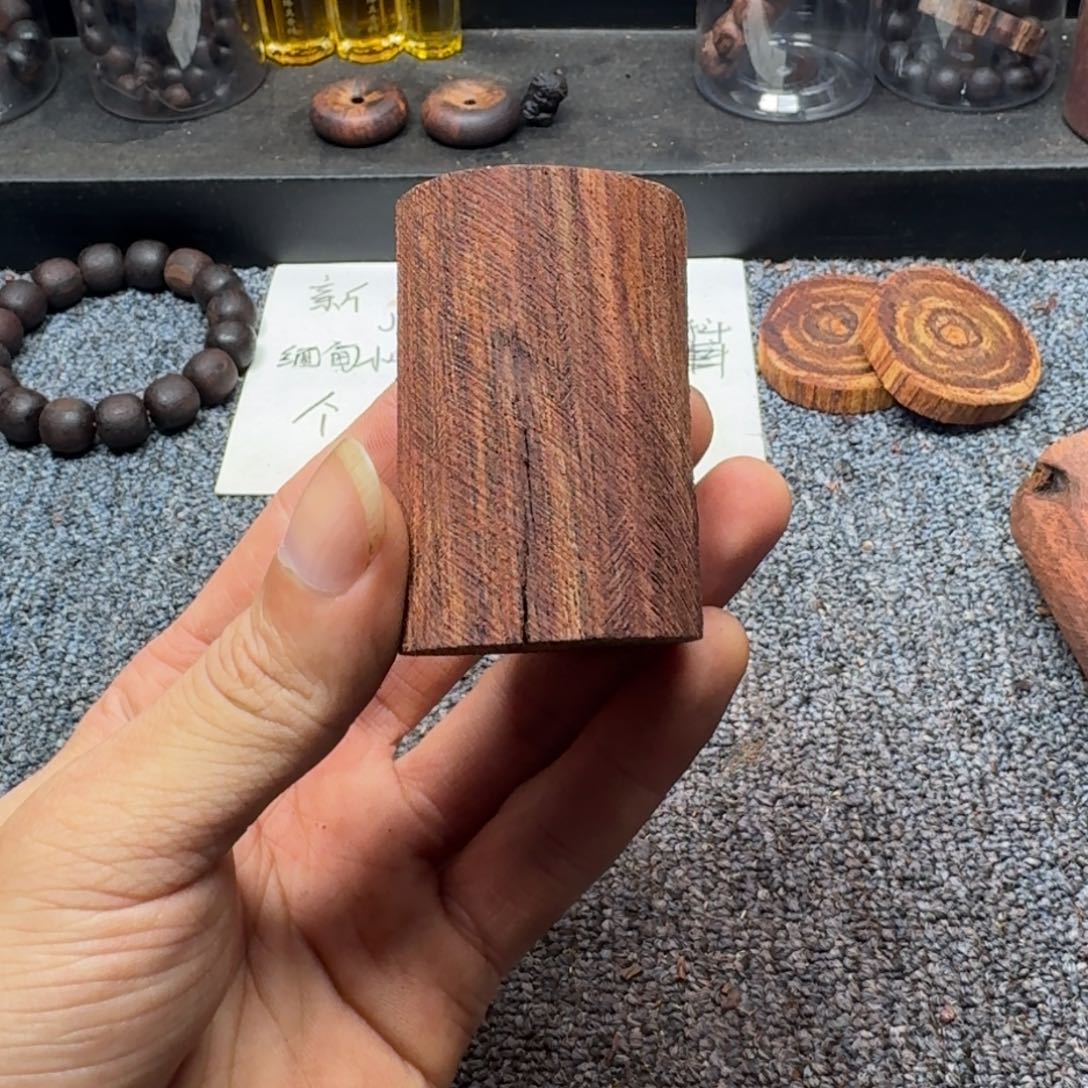 藤类裂开高端料降真香手把件原木