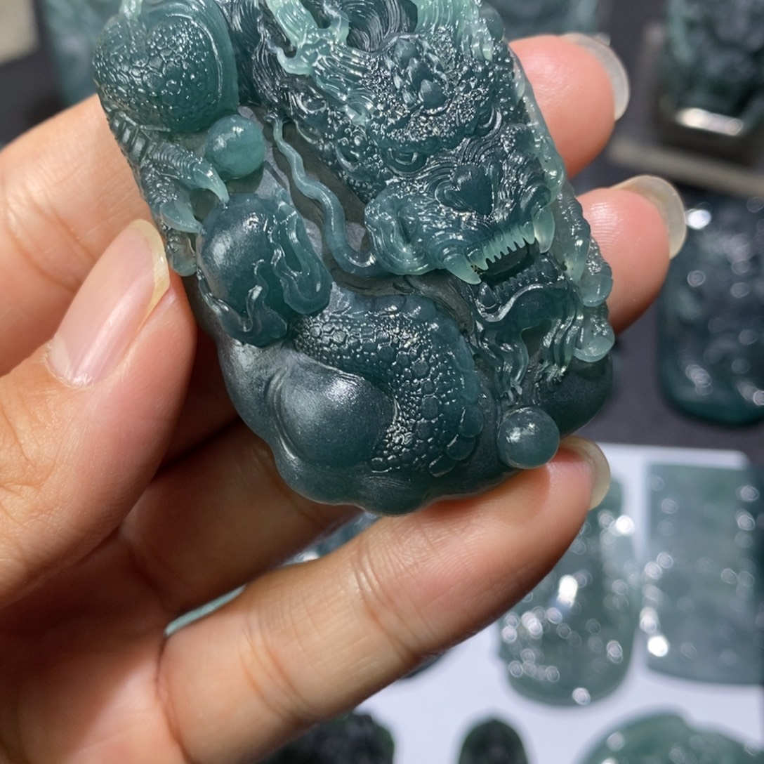 兰***序定制翡翠未镶嵌随形龙牌