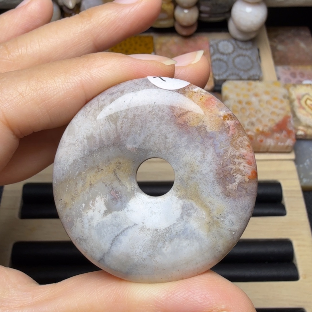 石英质玉未镶嵌飘彩共生