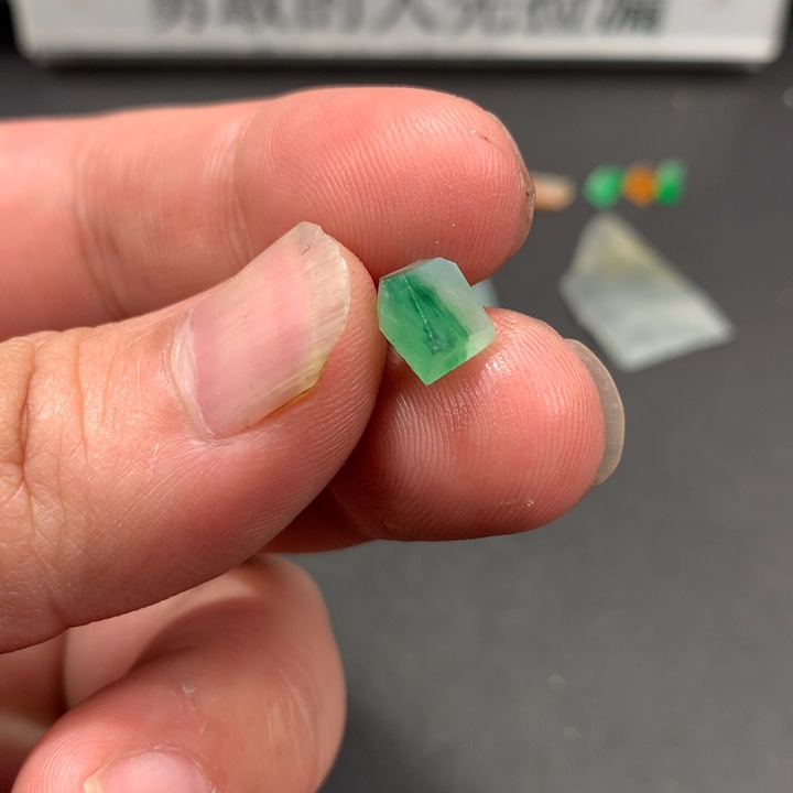 定制翡翠未镶嵌材料定制