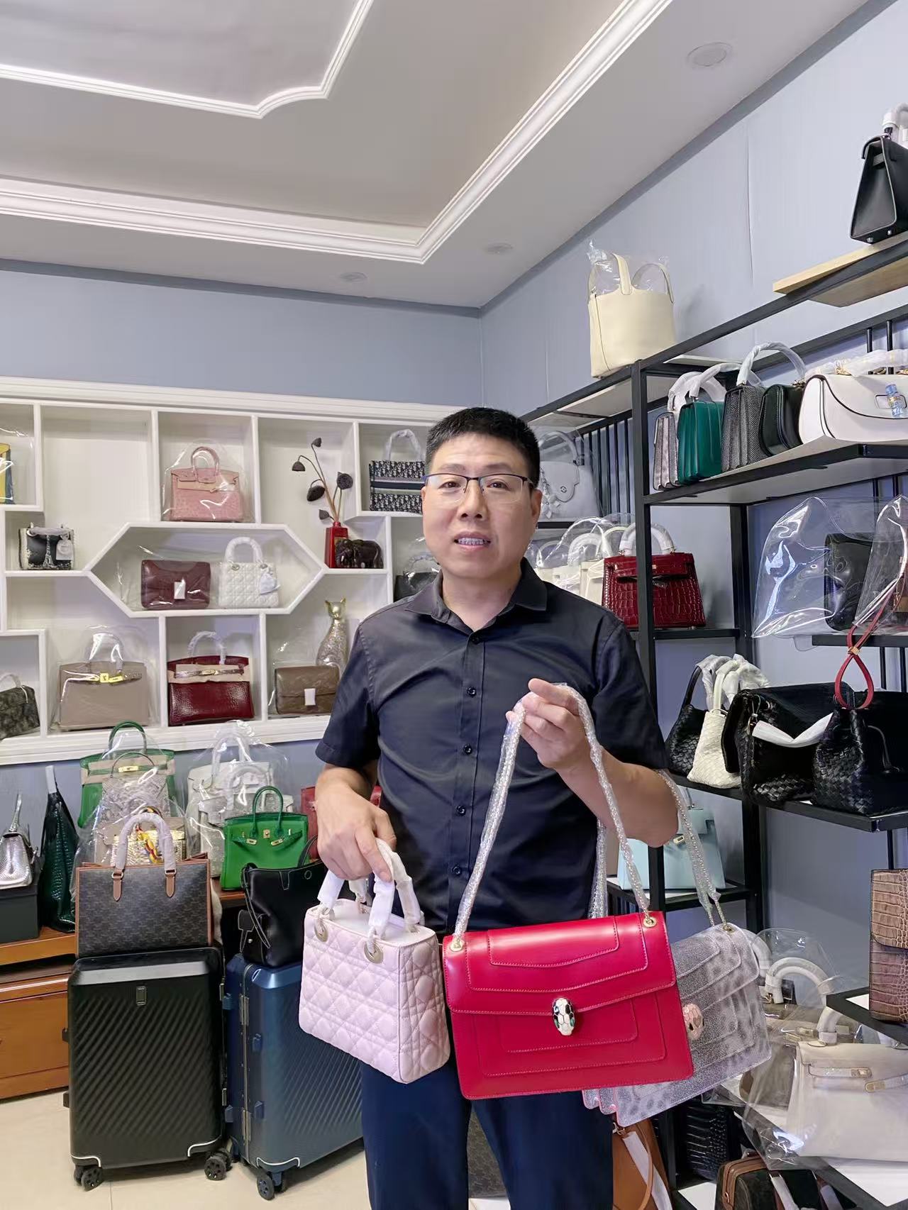 斜挎包单肩单根黑色设计师纹包盖式拉链暗袋1