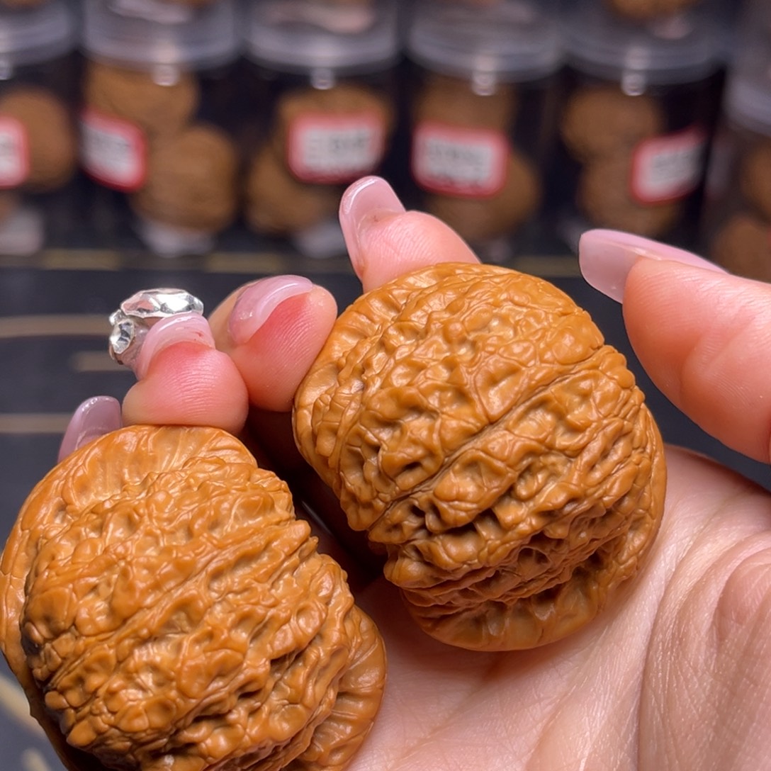 文玩核桃吊坠血麒麟45