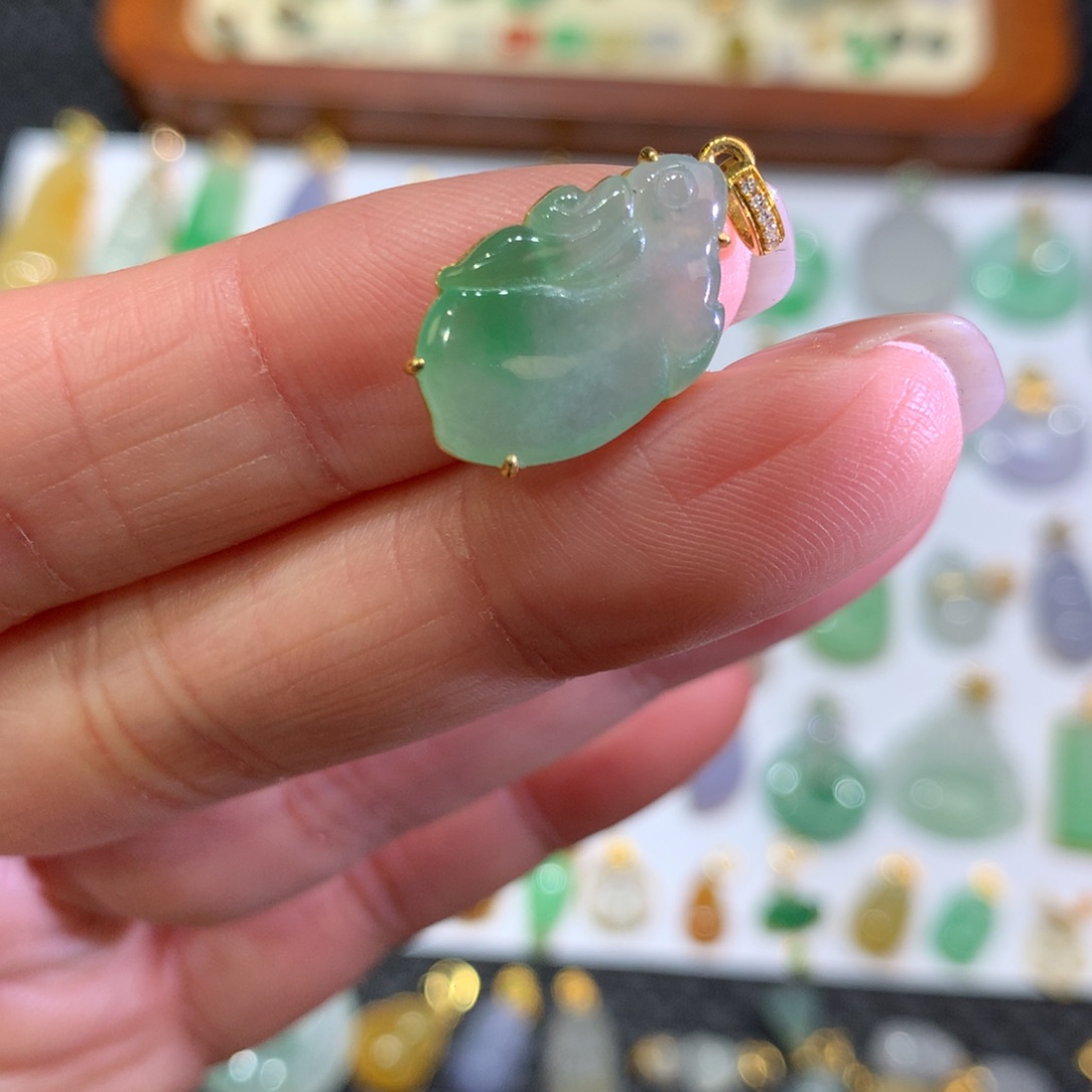 翡翠颈饰18K金镶嵌翡翠吊坠的未镶嵌