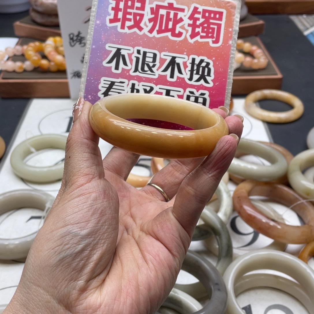 蒹***。石英岩玉未镶嵌手镯