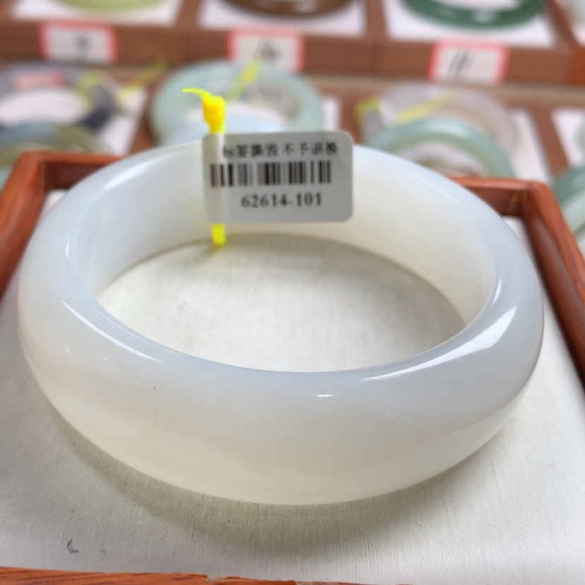 【闪购商品】和田玉手镯未镶嵌57