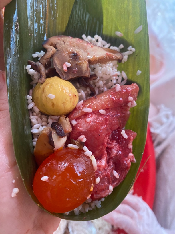 咸鸭蛋板栗莲子香菇肉粽子