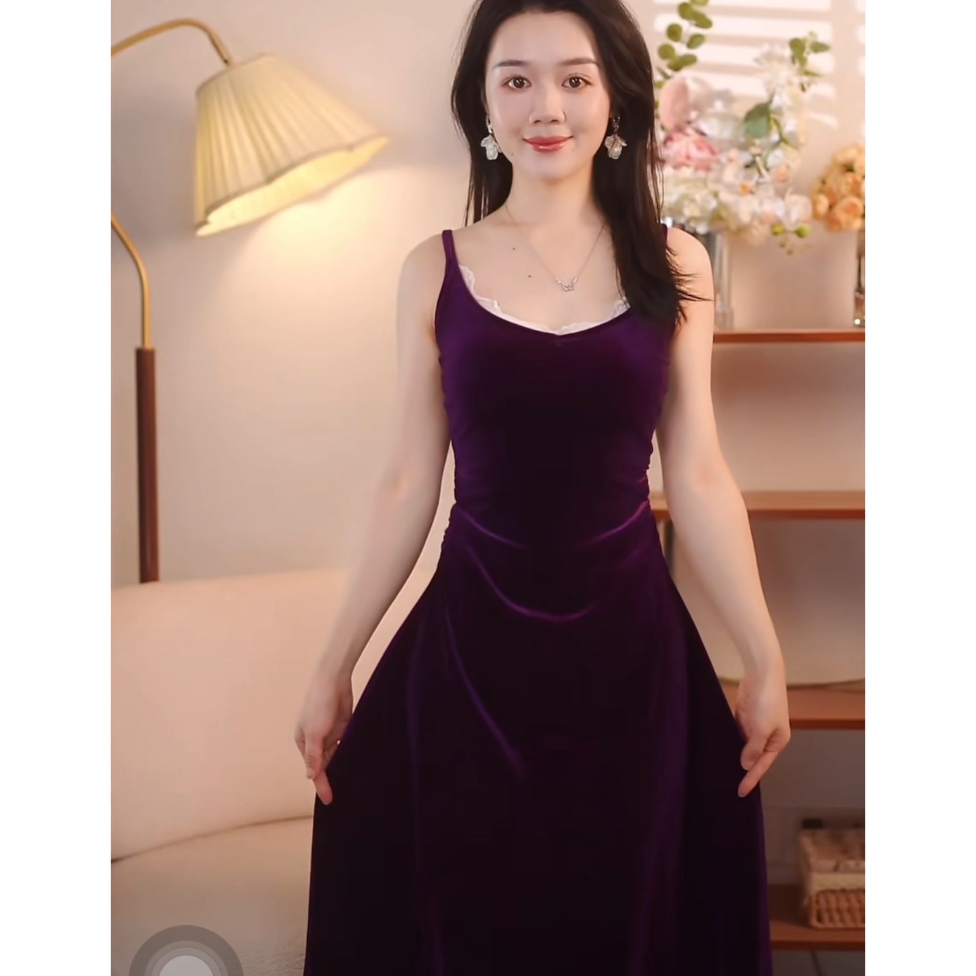 法式复古气质镂空美背丝绒吊带连衣裙女秋冬蕾丝性感修身长裙子