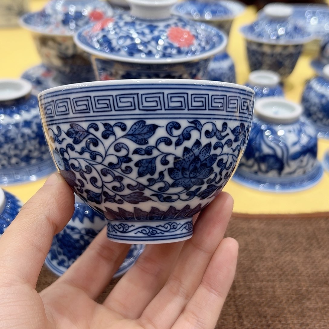 刺**卜正宗柴窑缠枝莲鸡心杯