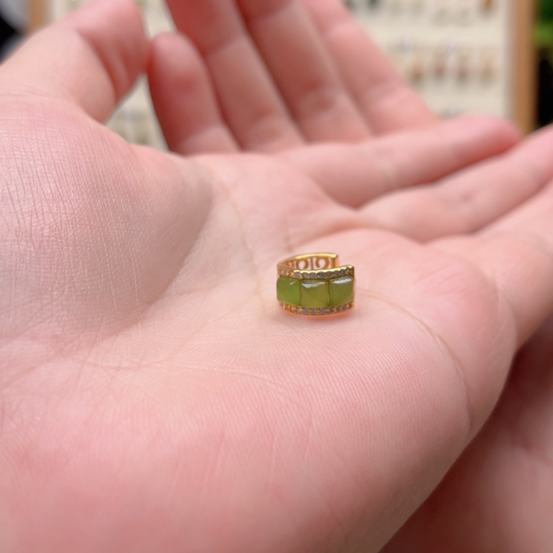 小****和田玉银S925镶嵌耳饰