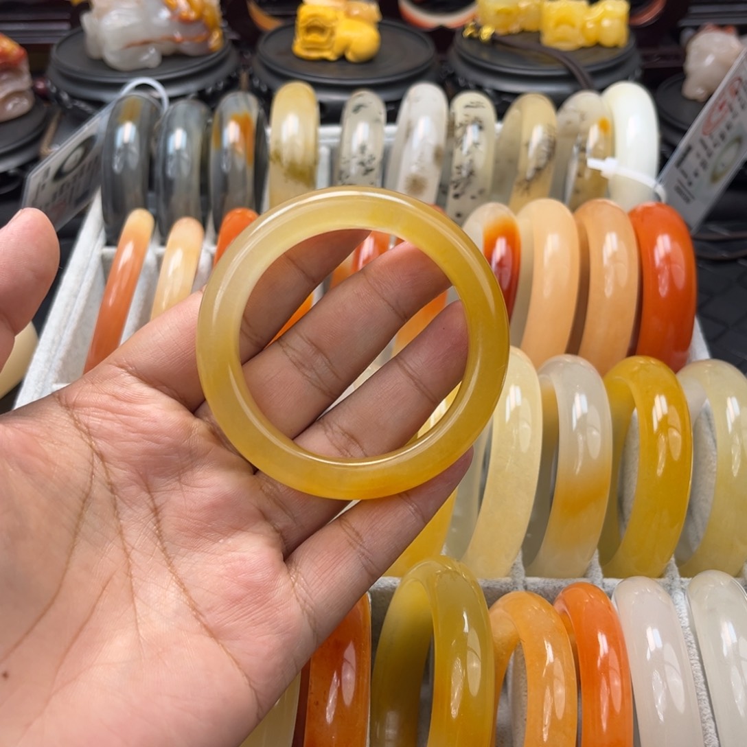 石英质玉（黄龙玉）手镯未镶嵌何*亮