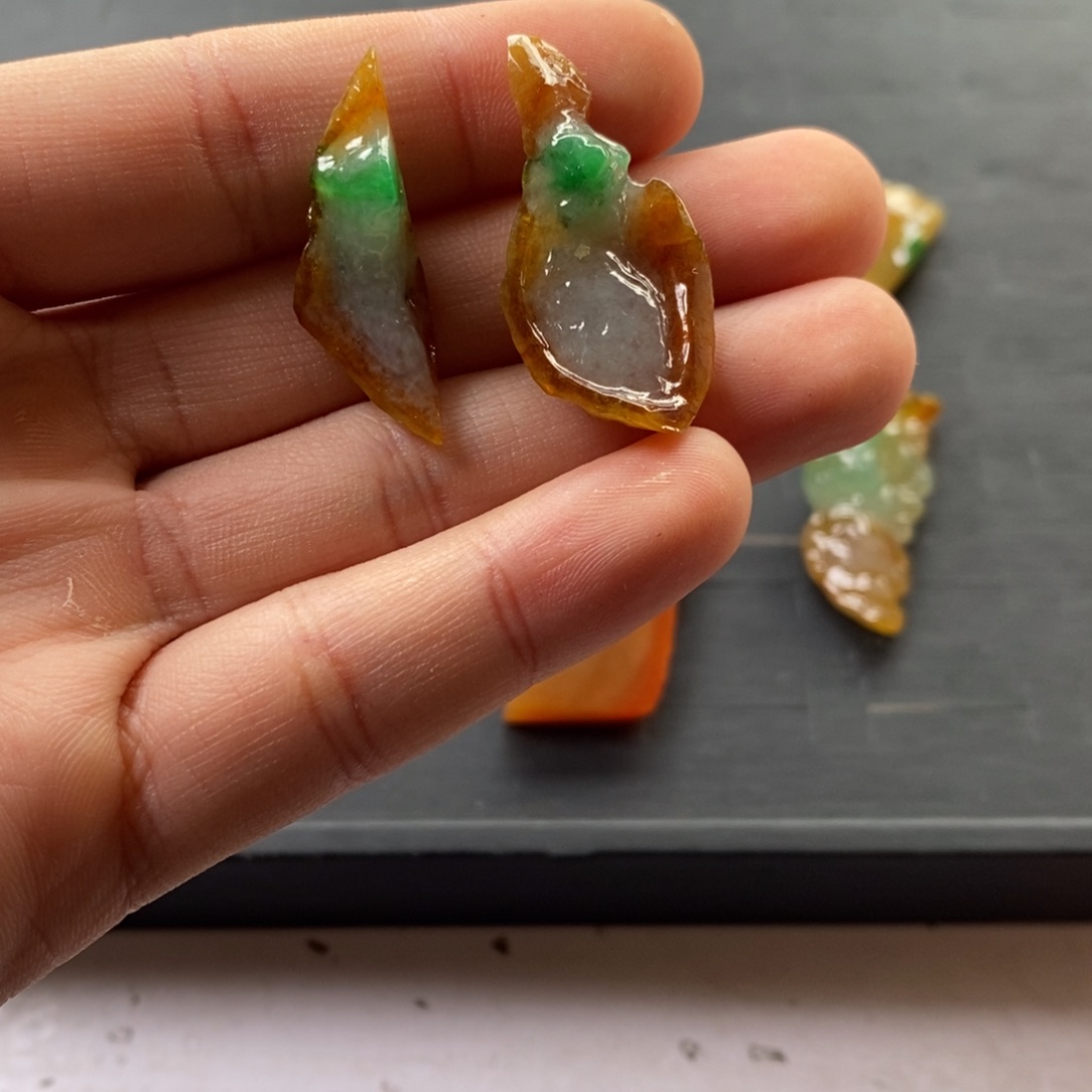 未镶嵌定制翡翠缅甸天然a货翡翠，黄加绿随形一手两件