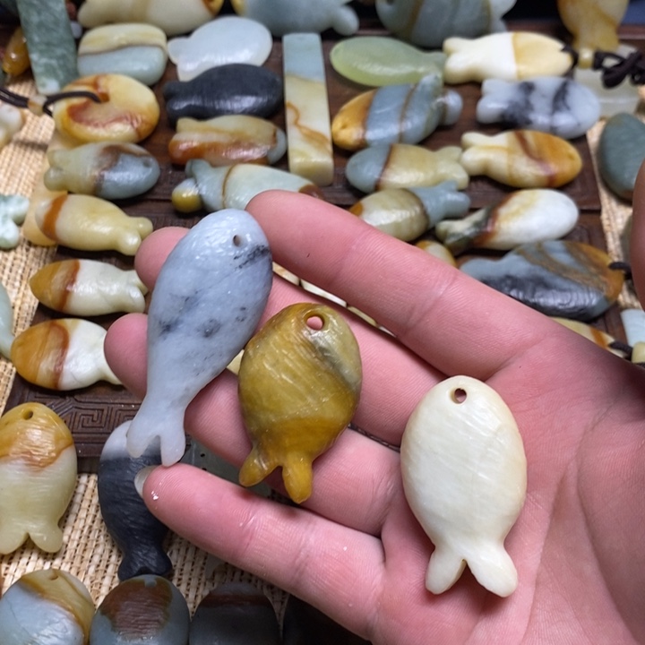 画***的蛇纹石玉未镶嵌颈饰