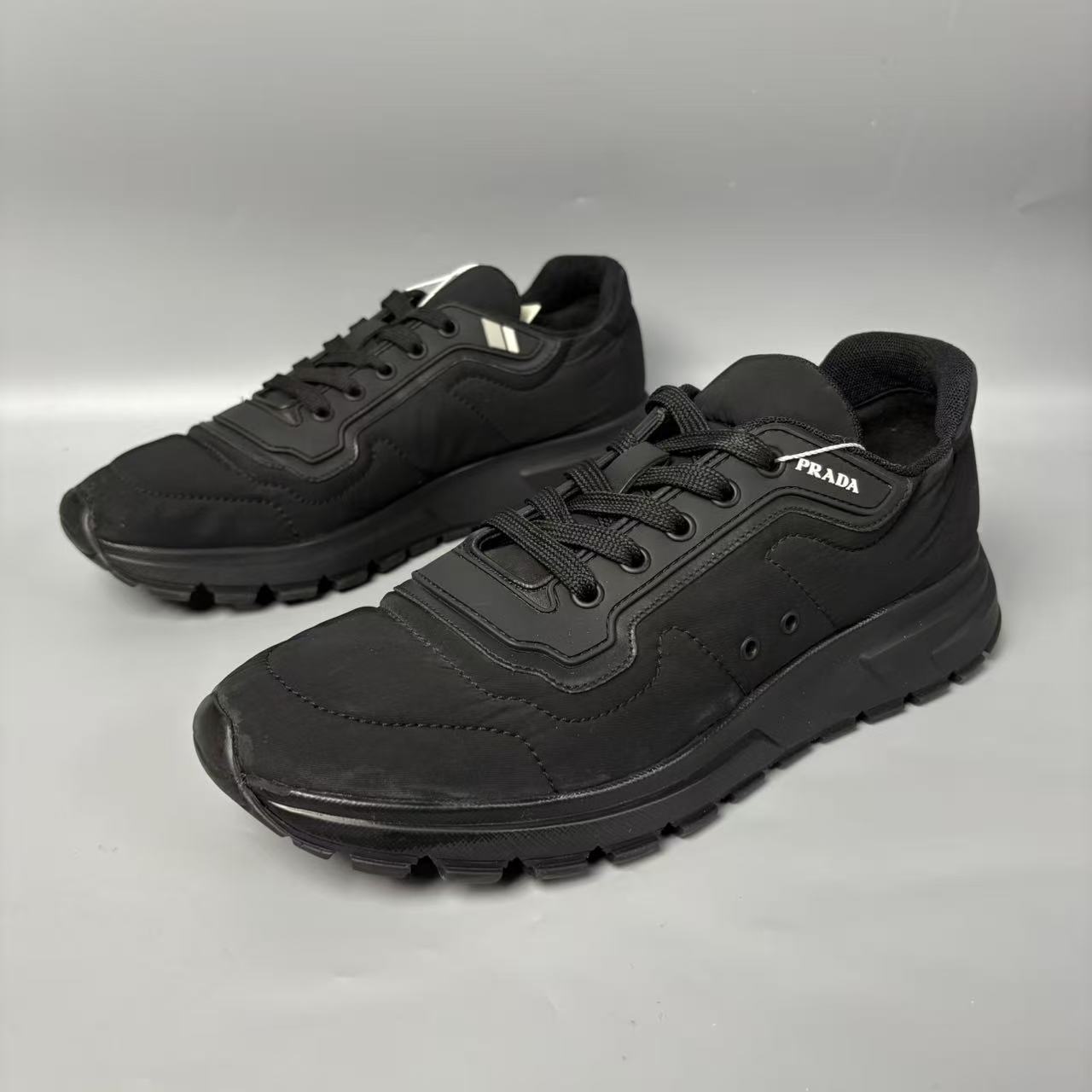 95新 Prada/普拉达 黑色磨砂皮侧边带logo运动鞋41.5欧码 jx714