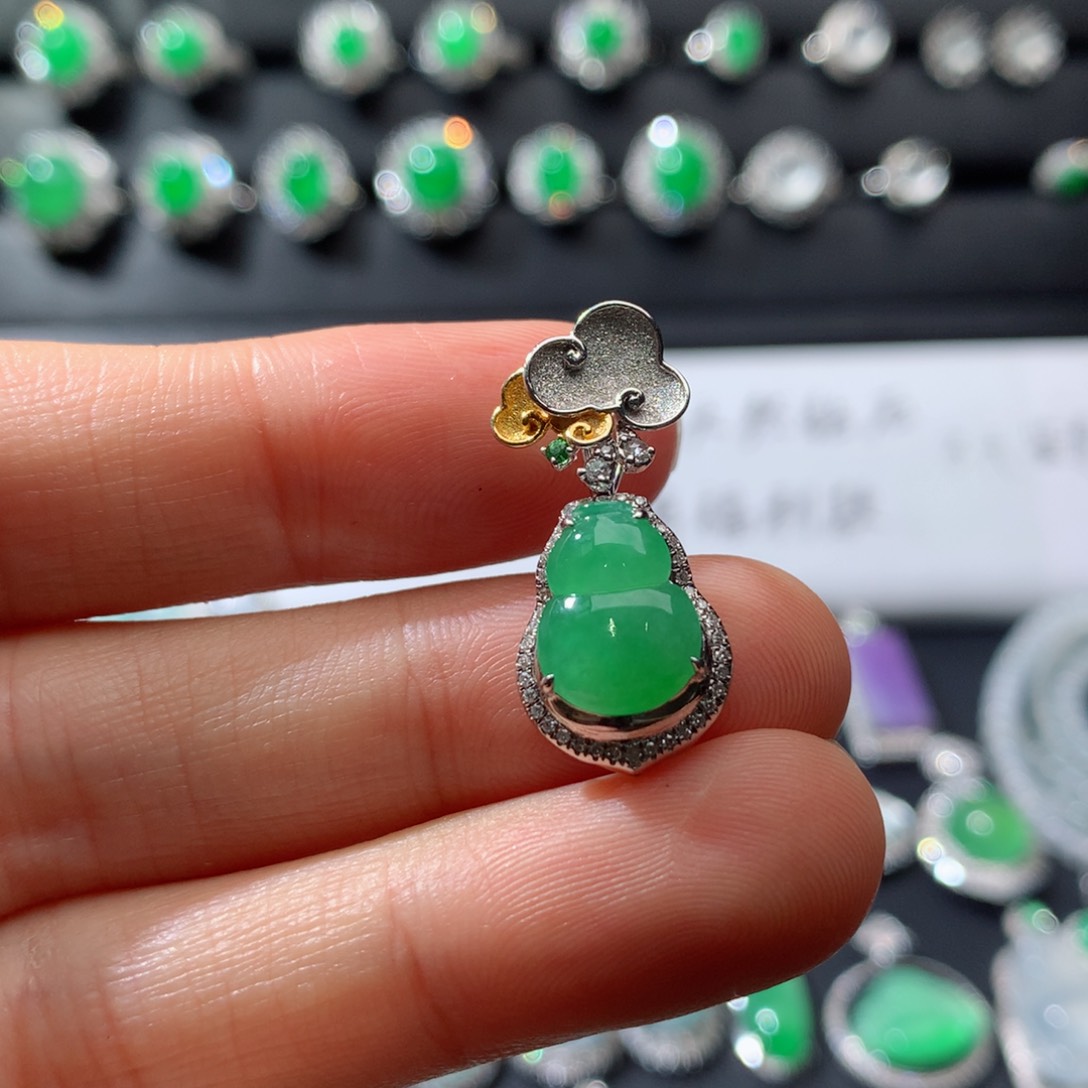 颈饰18K金镶嵌翡翠