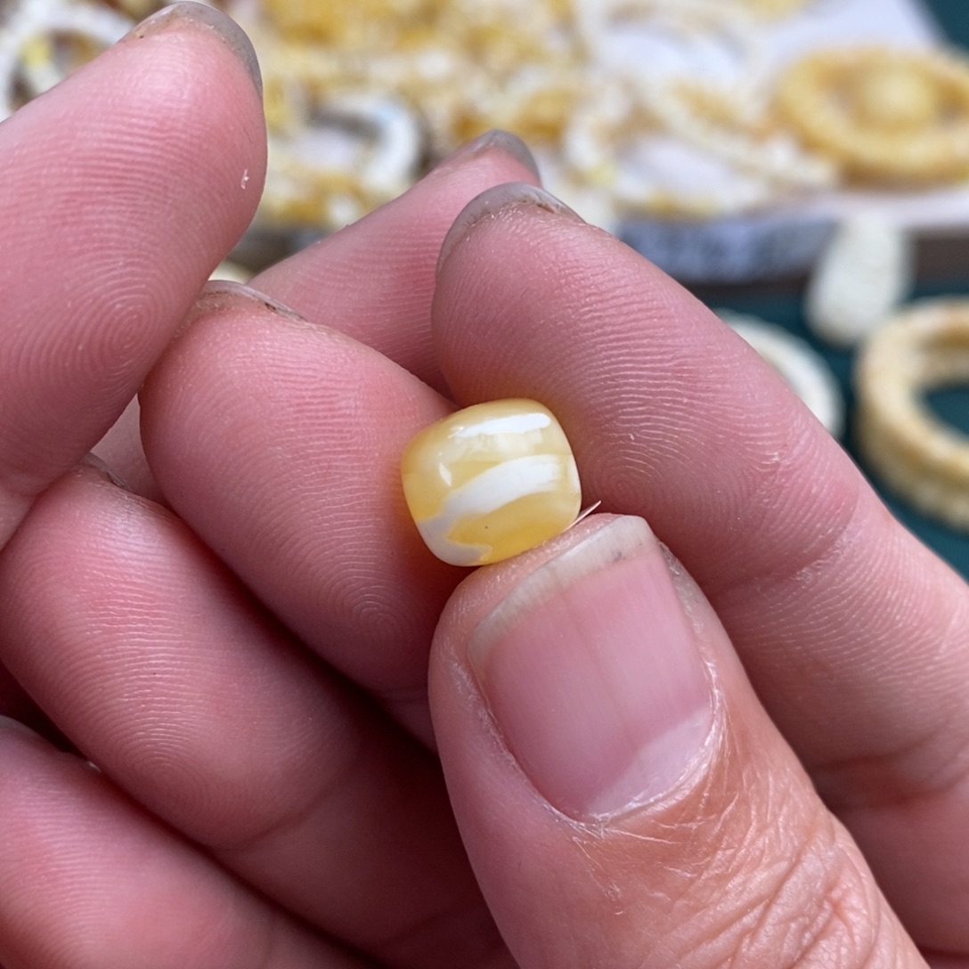 琥珀裸石未镶嵌金虎老型10.5mm