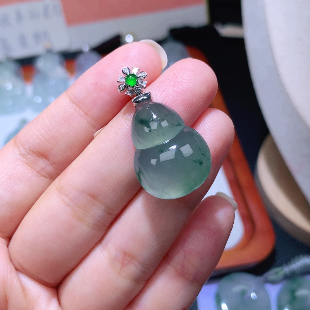 颈饰18K金镶嵌翡翠葫芦