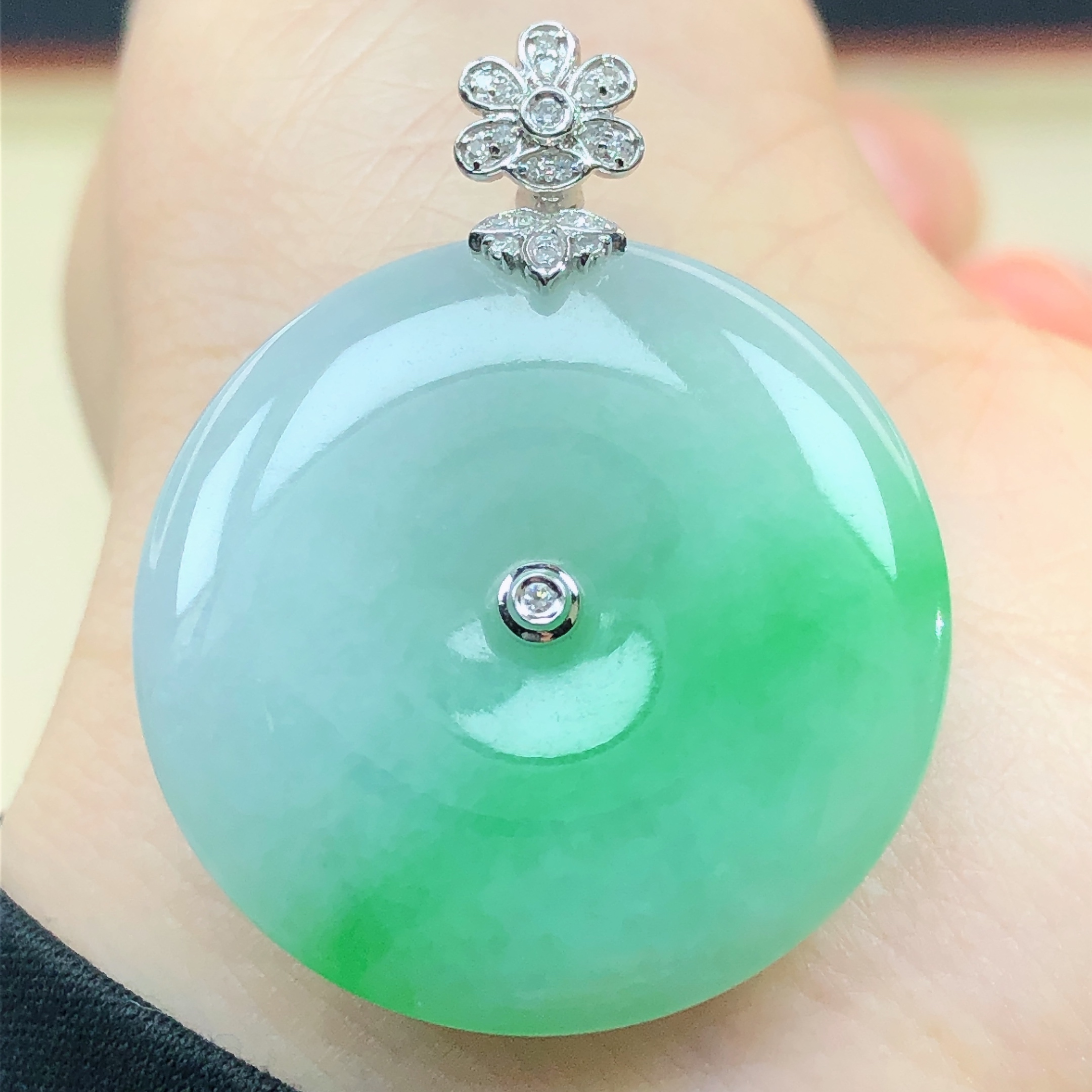 18k金镶嵌缅甸天然a货翡翠珠宝玉石白底阳绿平安扣吊坠直播间11