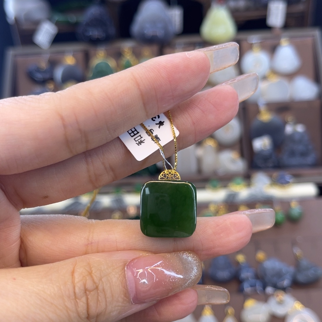 和田玉吊坠18K金镶嵌