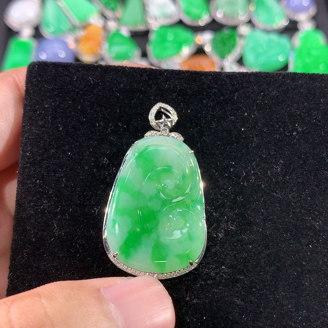 翡翠18K金镶嵌颈饰