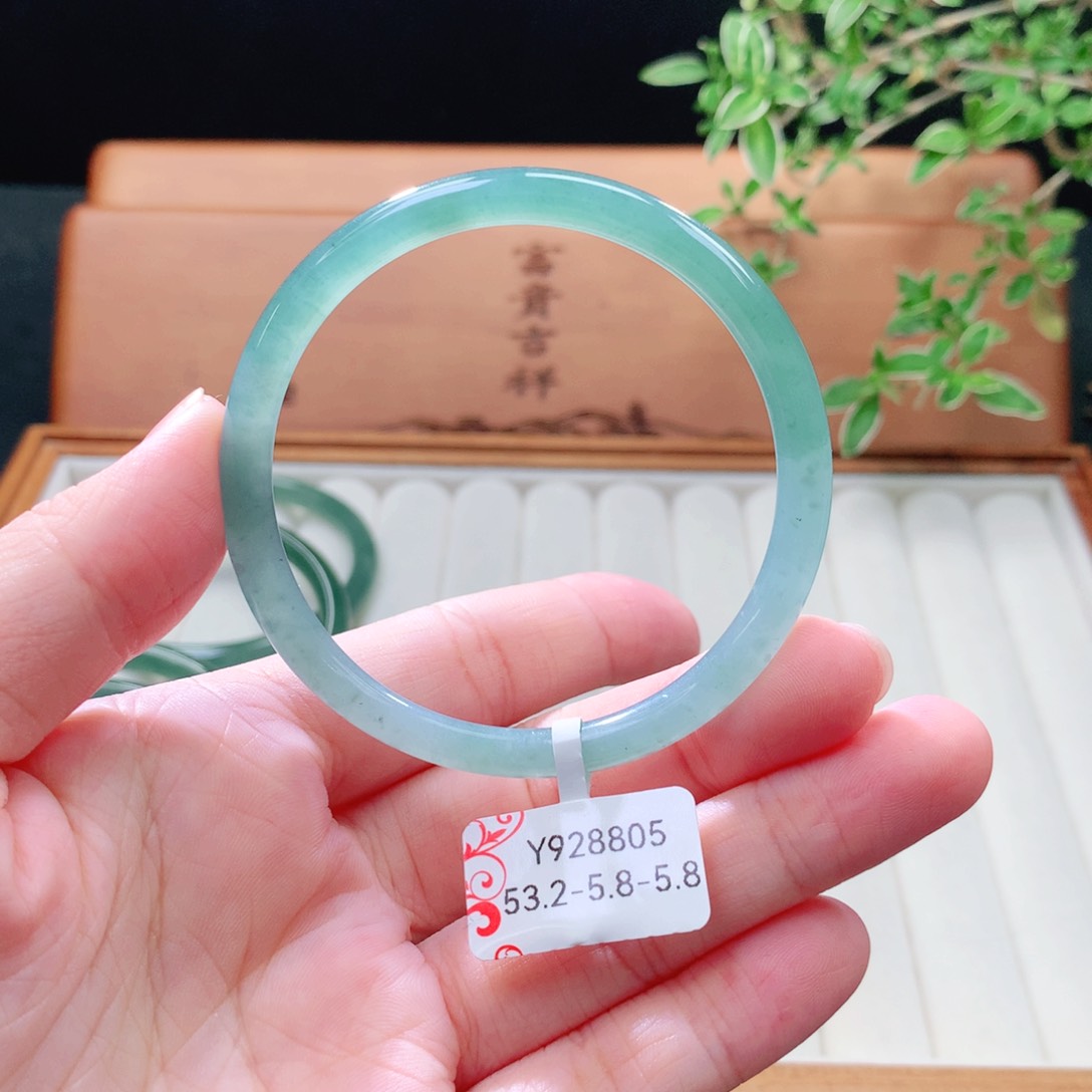 未镶嵌手镯（圆镯）翡翠