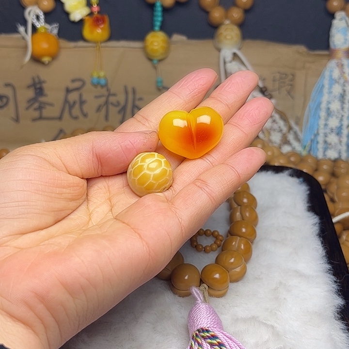 吊坠猴头核桃富家 爱心