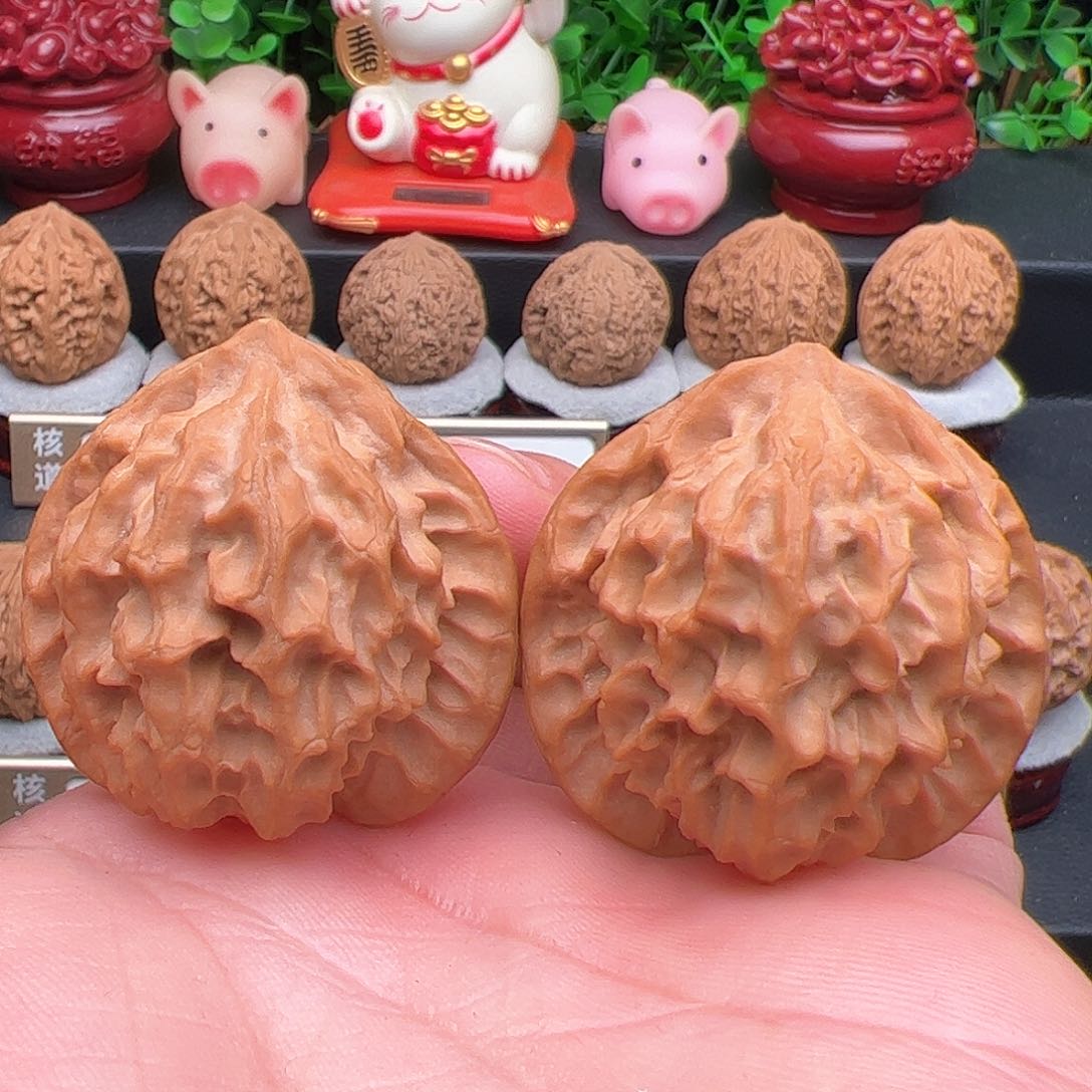 文玩核桃把件纯野生太行龙鳞，尺寸40