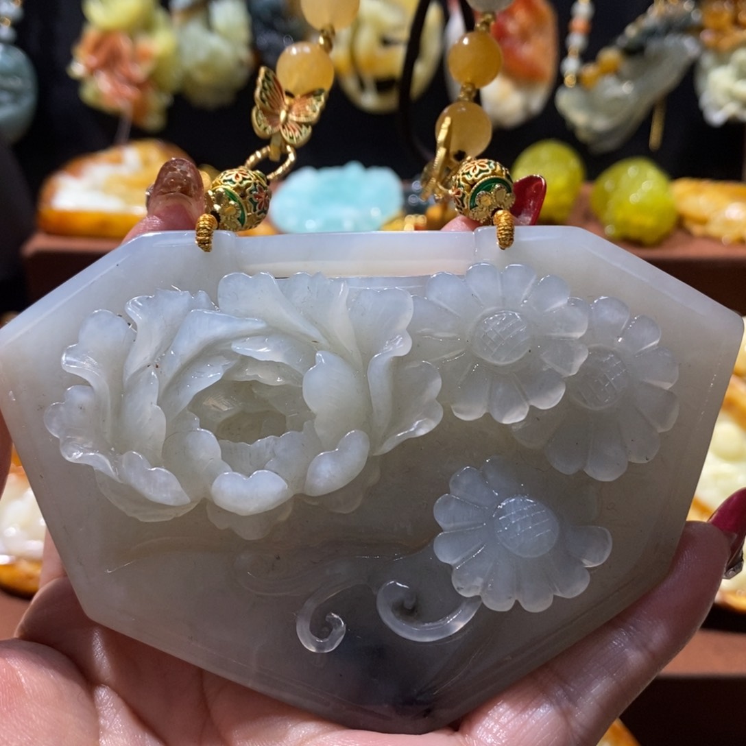 蛇纹石玉颈饰未镶嵌