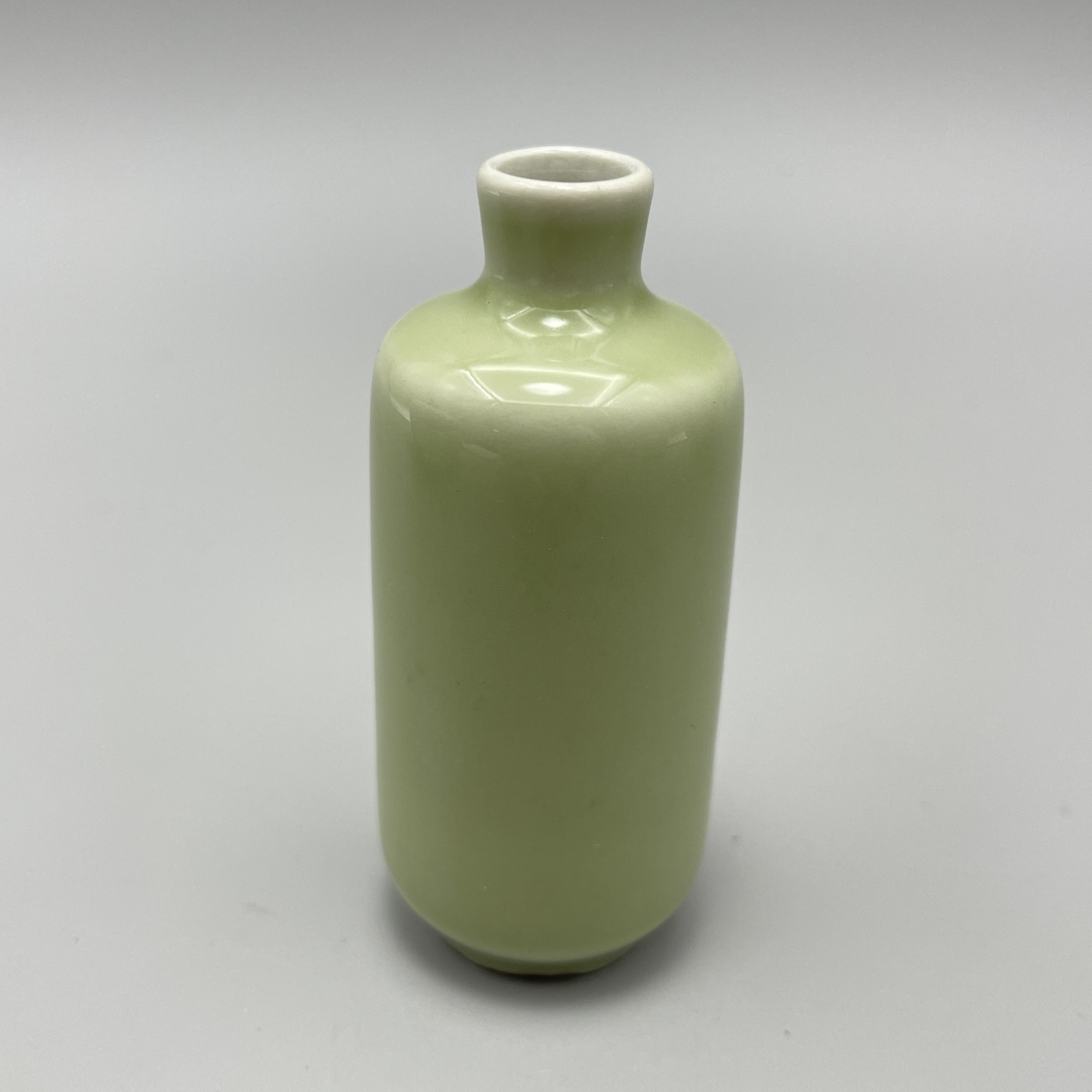 豆青釉鼻烟壶H8654