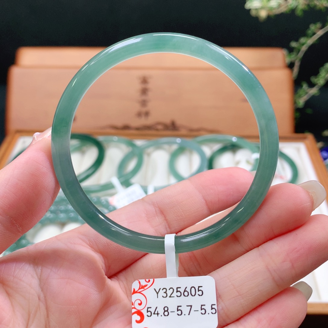 翡翠手镯未镶嵌天然