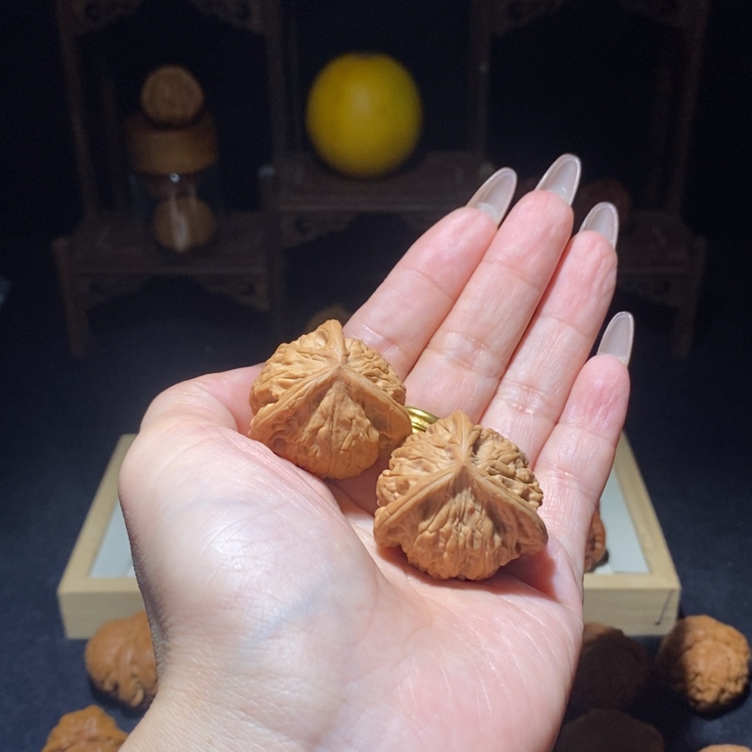 文玩核桃吊坠糖三角34