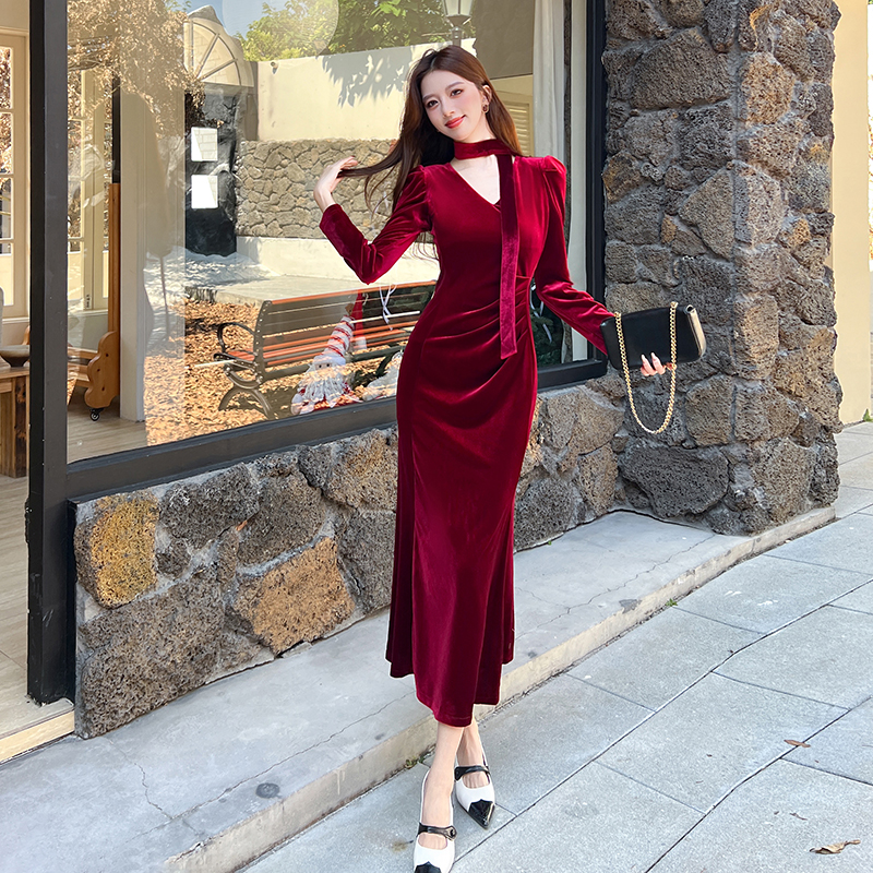 长袖长款修身秋冬显瘦时尚气质金丝绒v领连衣裙胖mm甜辣包臀裙