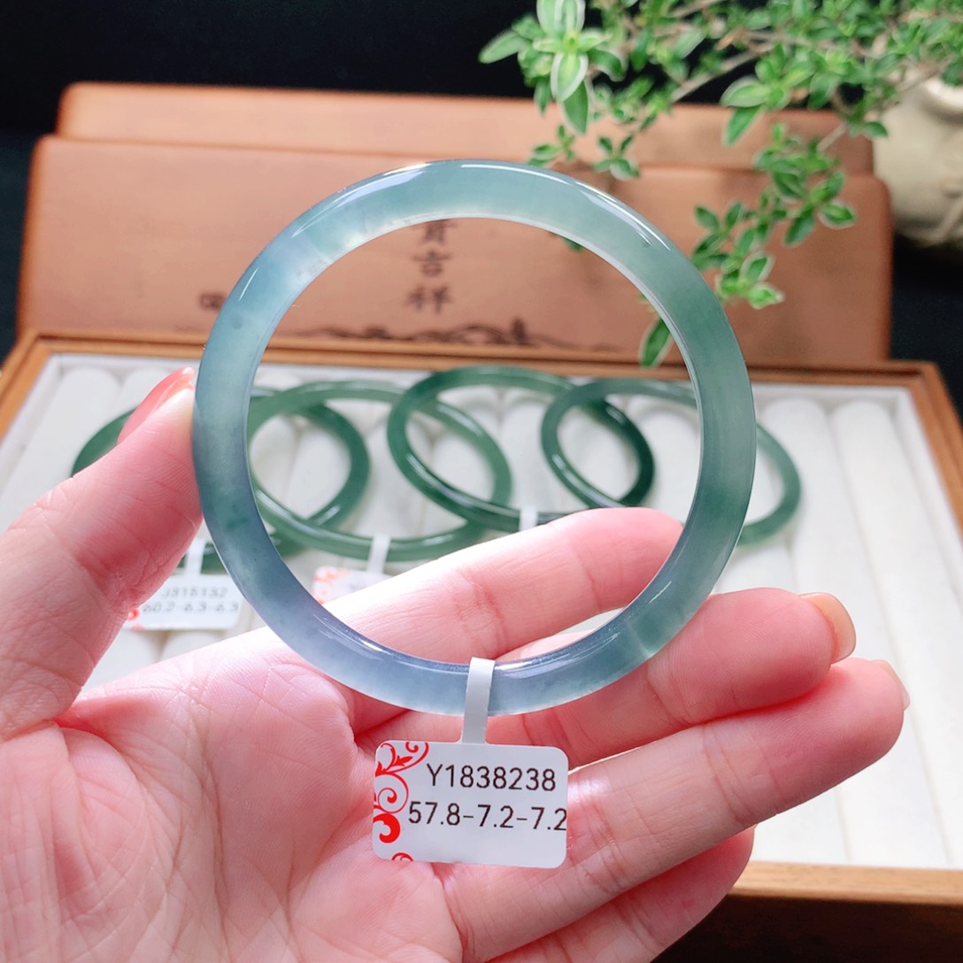 未镶嵌手镯（圆镯）翡翠