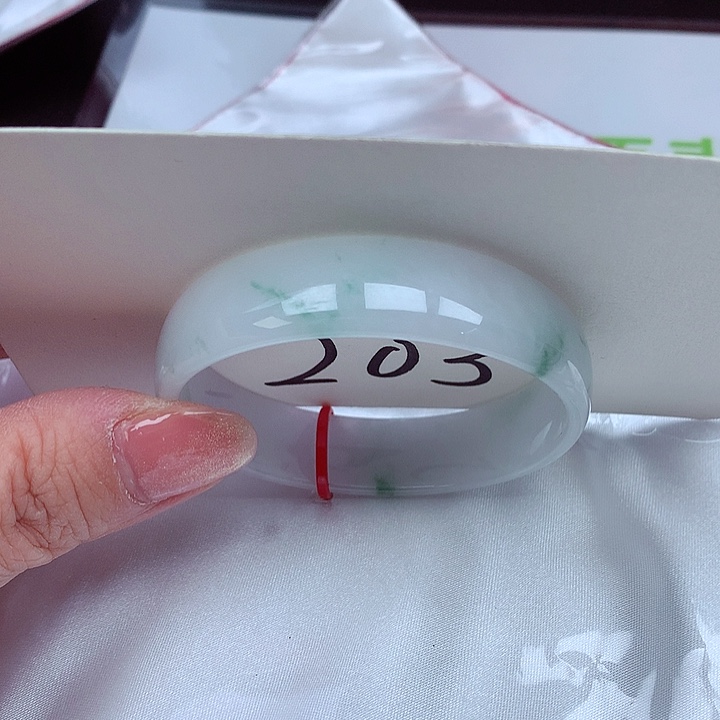 翡翠手镯未镶嵌翡翠