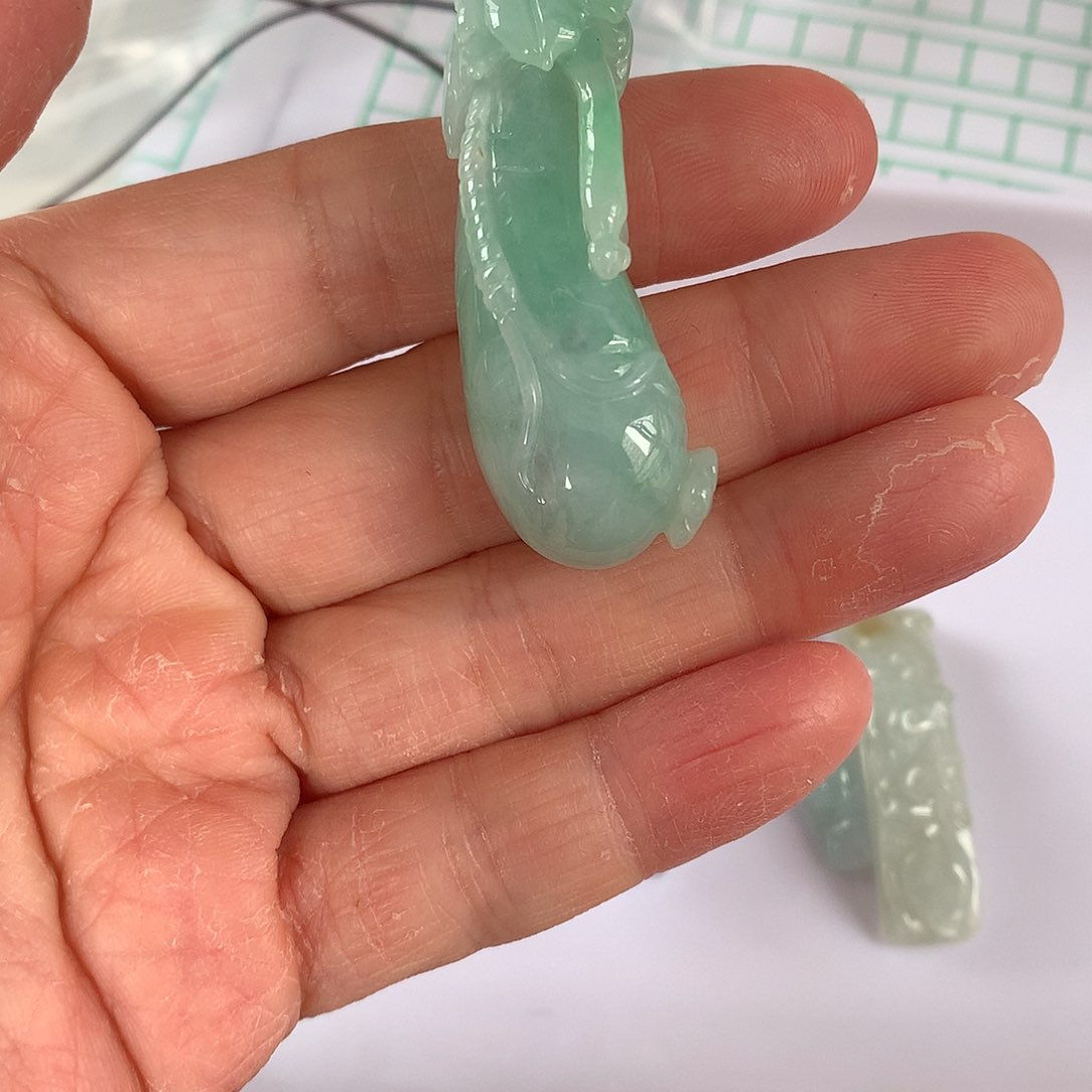 翡翠颈饰未镶嵌牛*听瓜