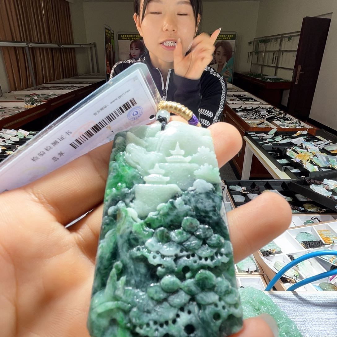 翡翠未镶嵌颈饰一