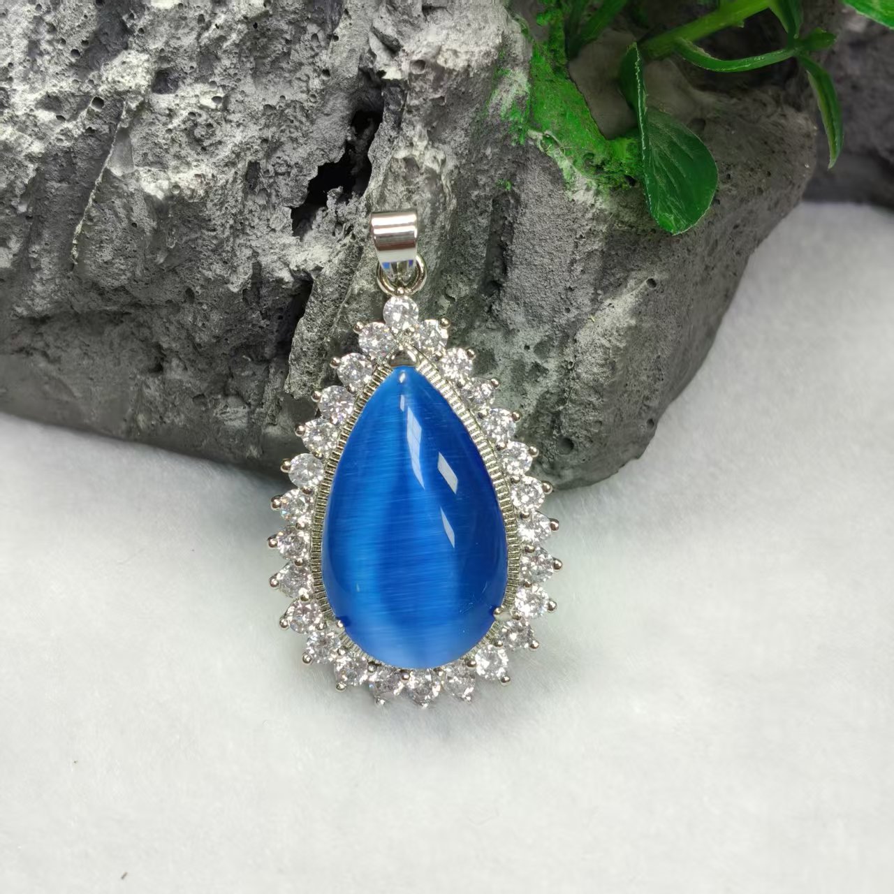 Q典藏品  蓝水滴时尚吊坠大气美轮美奂尽显魅力