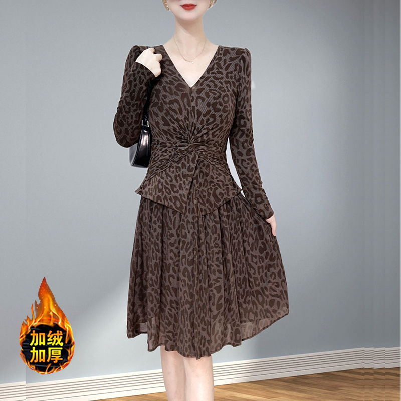 最爱豹纹-秋冬季新款连衣裙V领收腰大摆裙豹纹印花加绒裙子中裙
