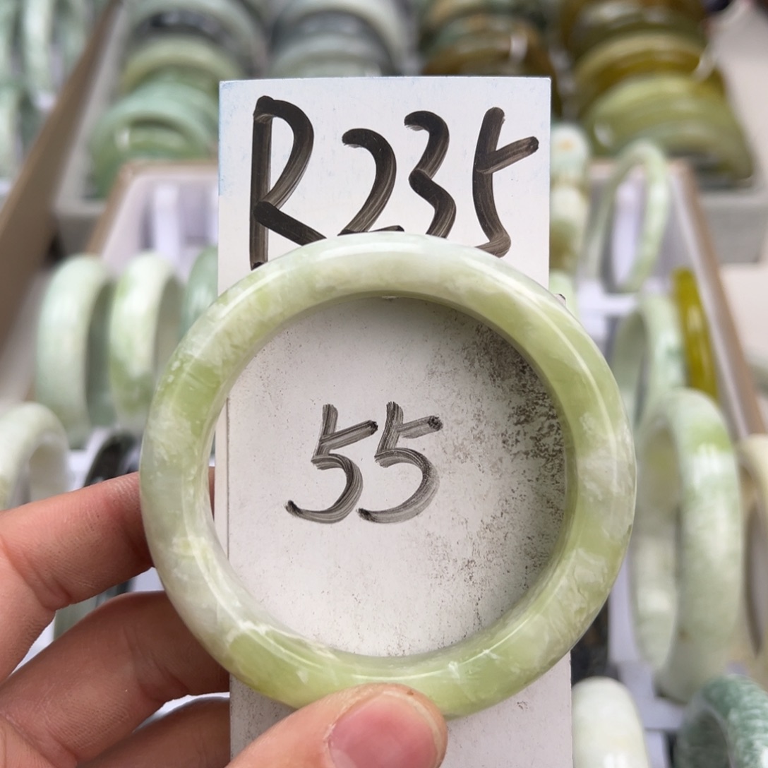 岫玉手镯未镶嵌天然岫玉微瑕，可以正常佩戴