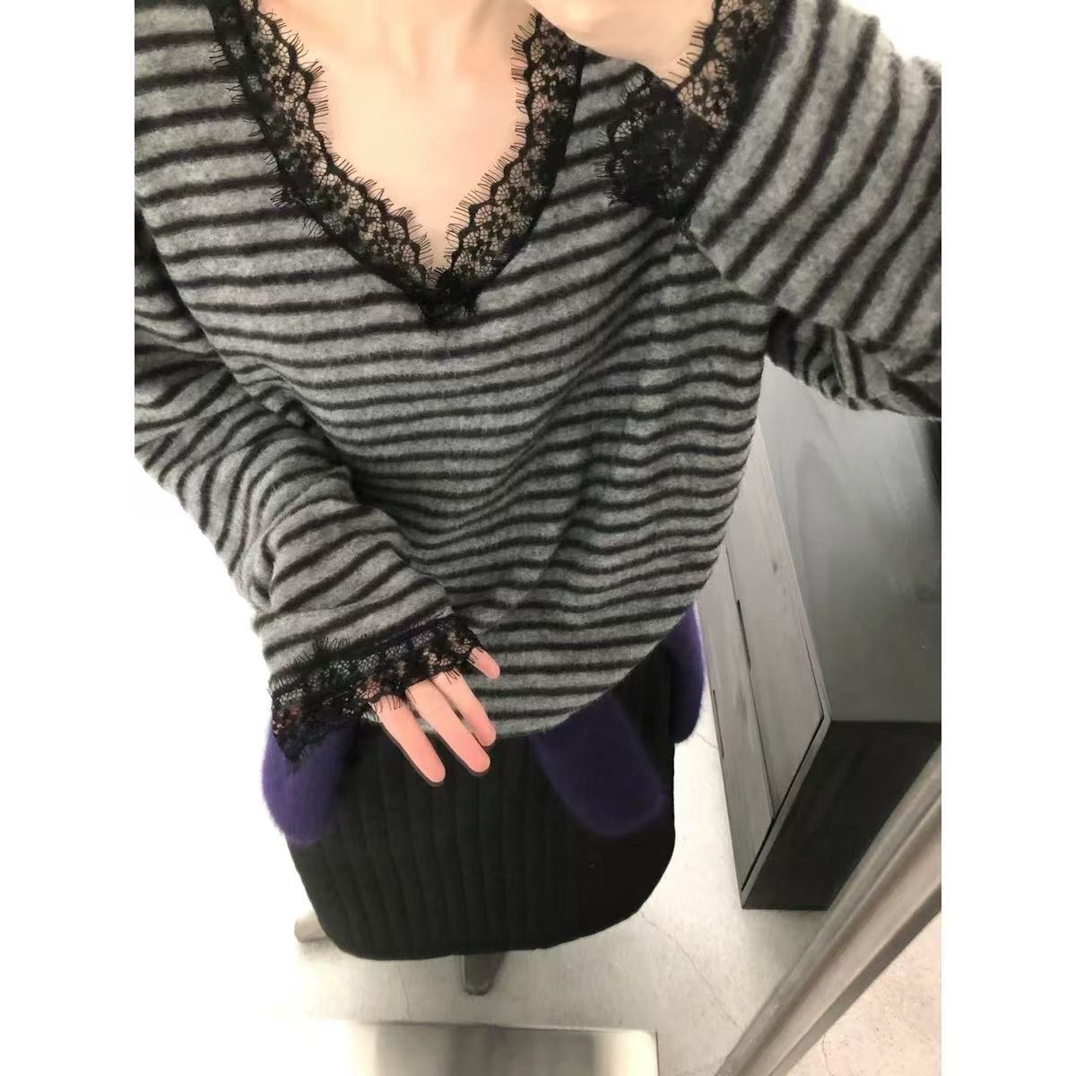 韩国新品系氛围感拼接蕾丝V领条纹小衫 