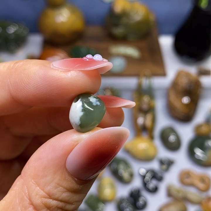 透闪石质玉未镶嵌挂件