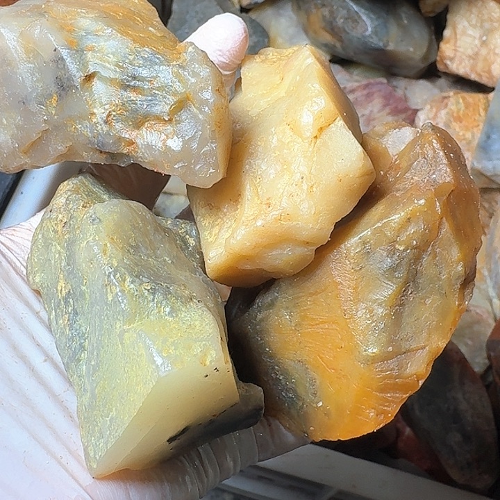 去***羊寿山石寿山石的颜色