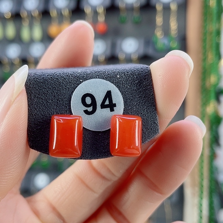 18K金镶嵌耳饰南红玛瑙