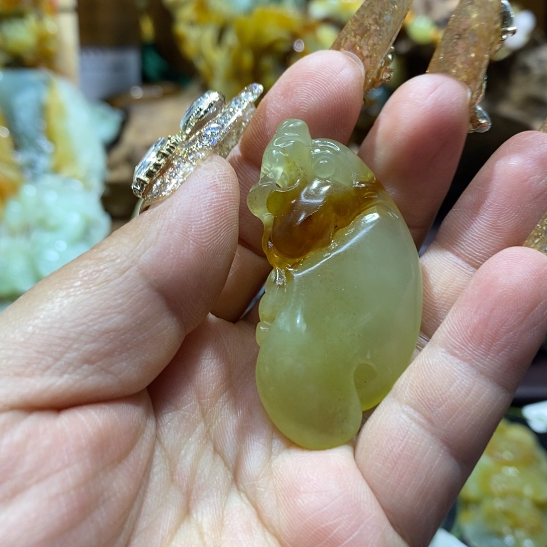 蛇纹石玉颈饰未镶嵌