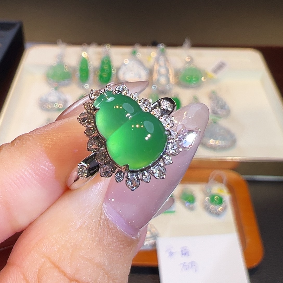 翡翠18K金镶嵌戒指翡翠