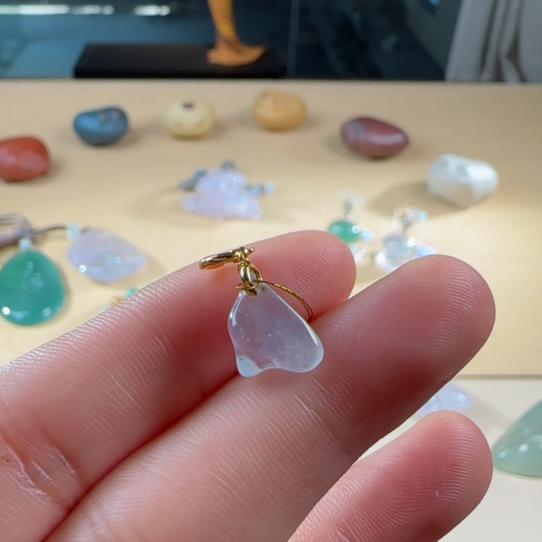 颈饰18K金镶嵌翡翠慧**品