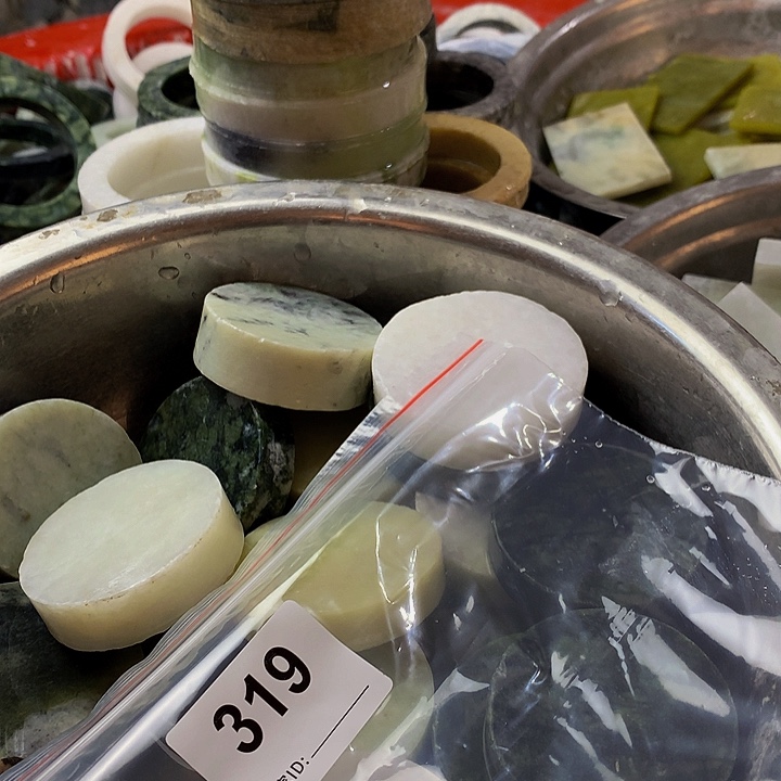 蛇纹石玉未镶嵌珠宝半成品宏**雕